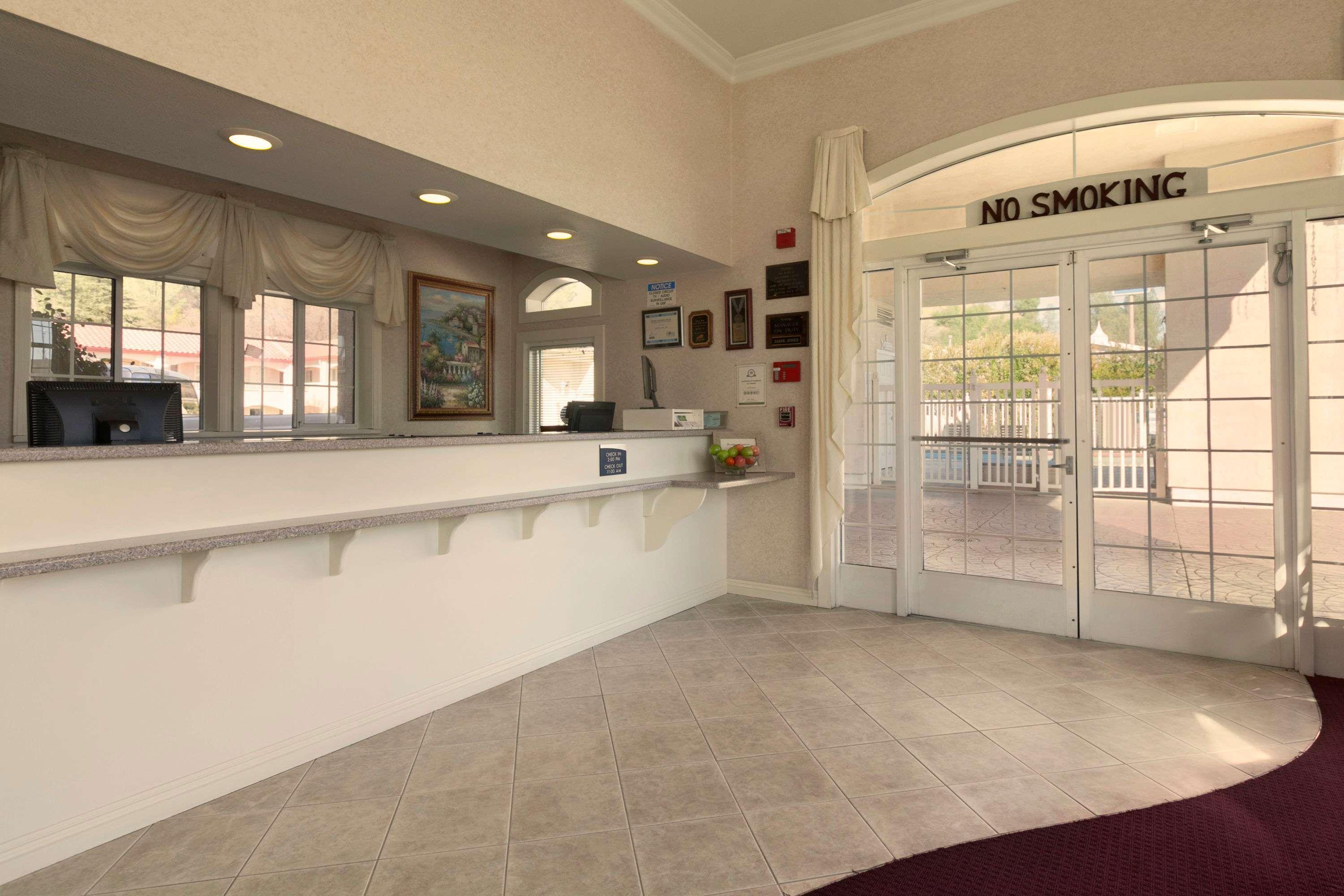 Travelodge By Wyndham Redding Ca Екстериор снимка
