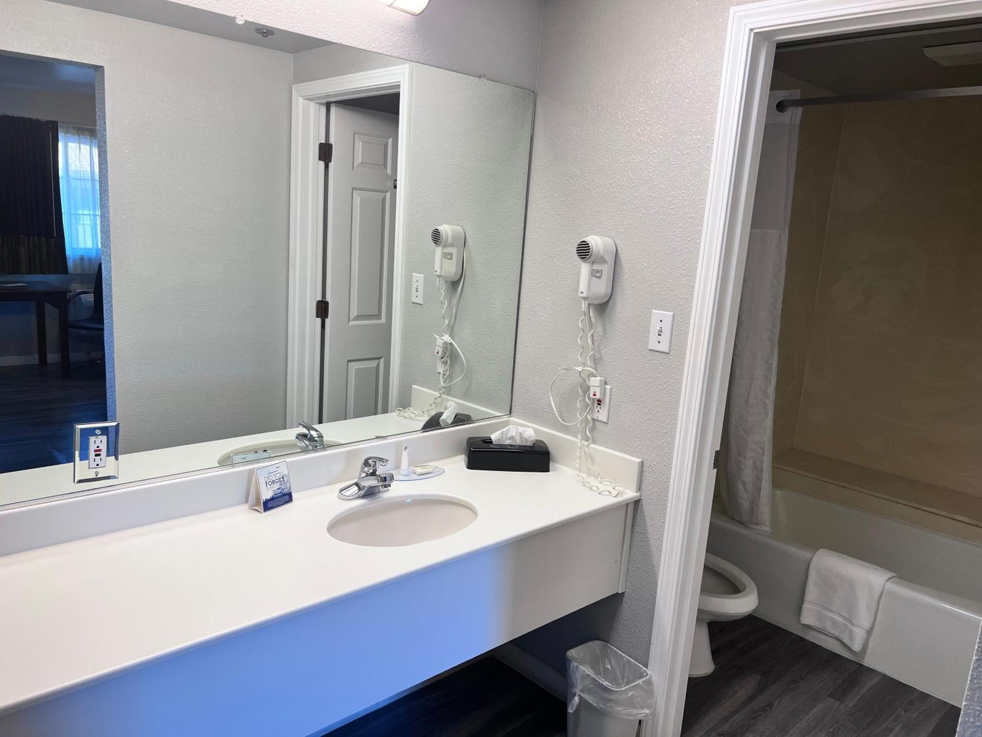 Travelodge By Wyndham Redding Ca Екстериор снимка