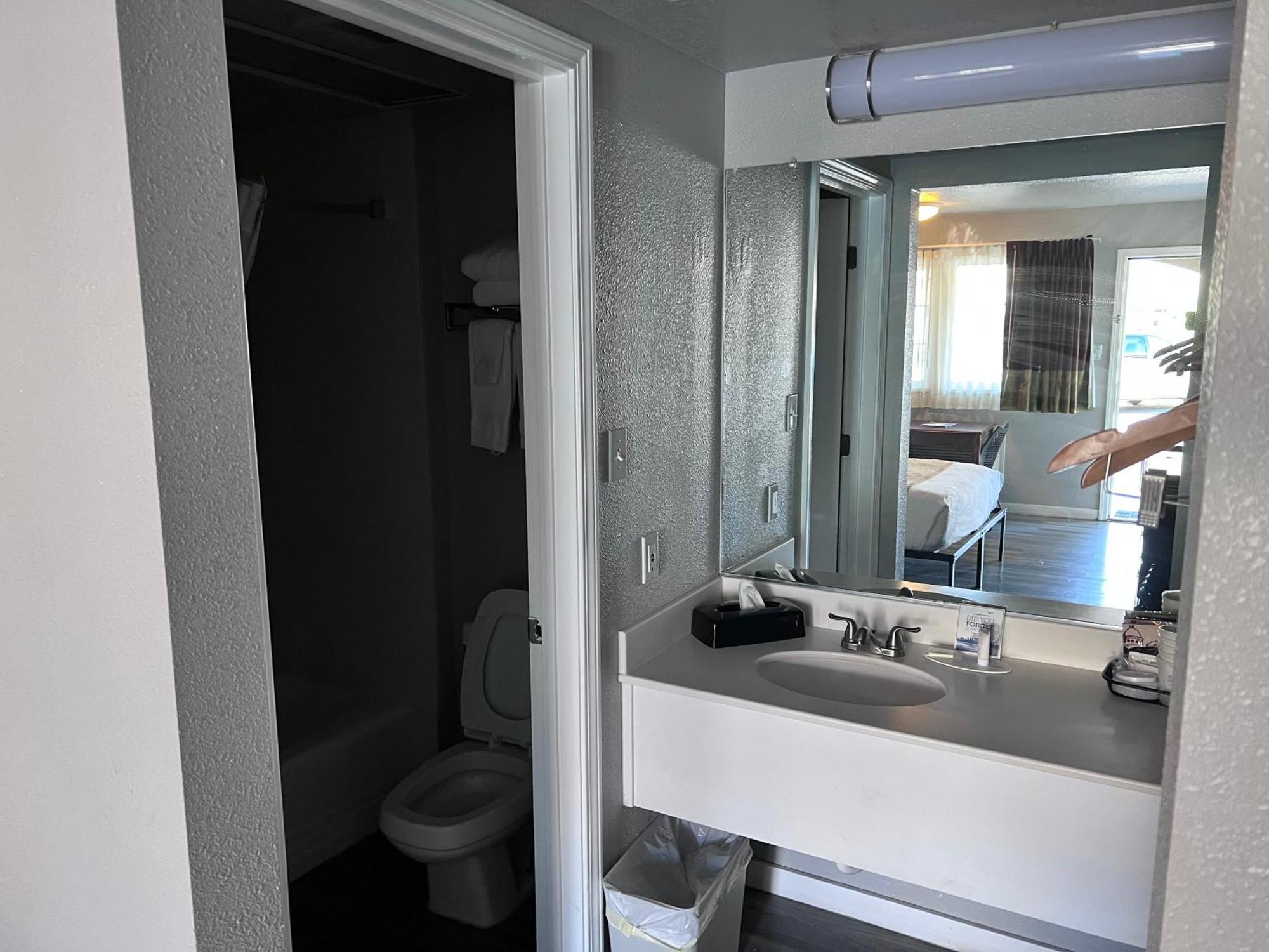 Travelodge By Wyndham Redding Ca Екстериор снимка
