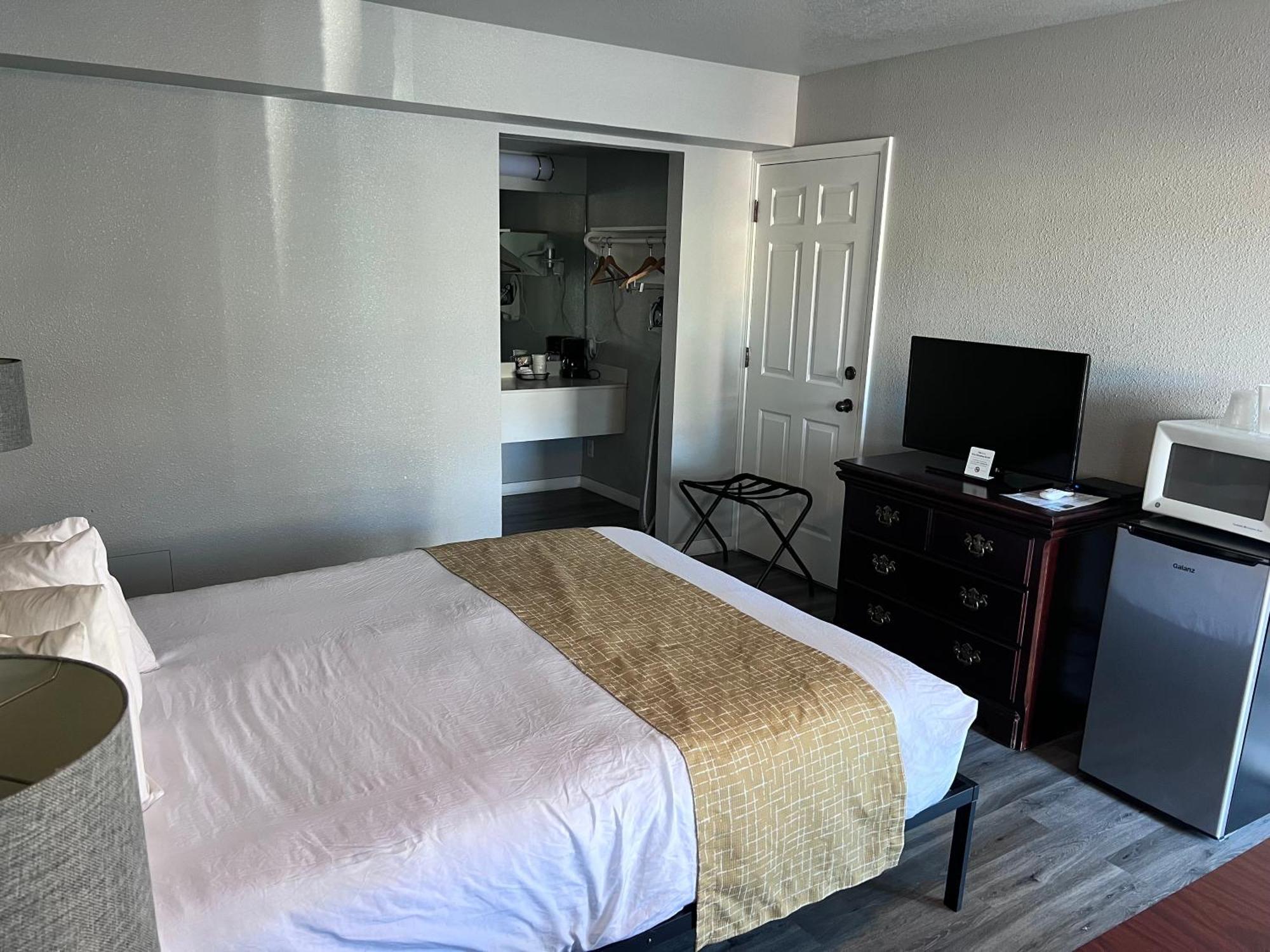 Travelodge By Wyndham Redding Ca Екстериор снимка
